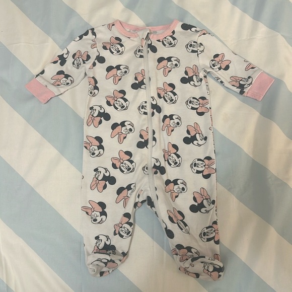 Disney - Minnie Mouse - long sleeve newborn footed sleeper. Size 0-3 months - Picture 1 of 3